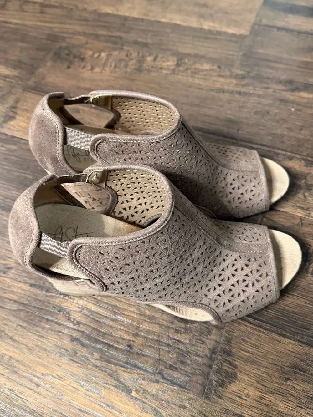 LifeStride Women’s Taupe Peep Toe Wedge Sandals Size 7.5